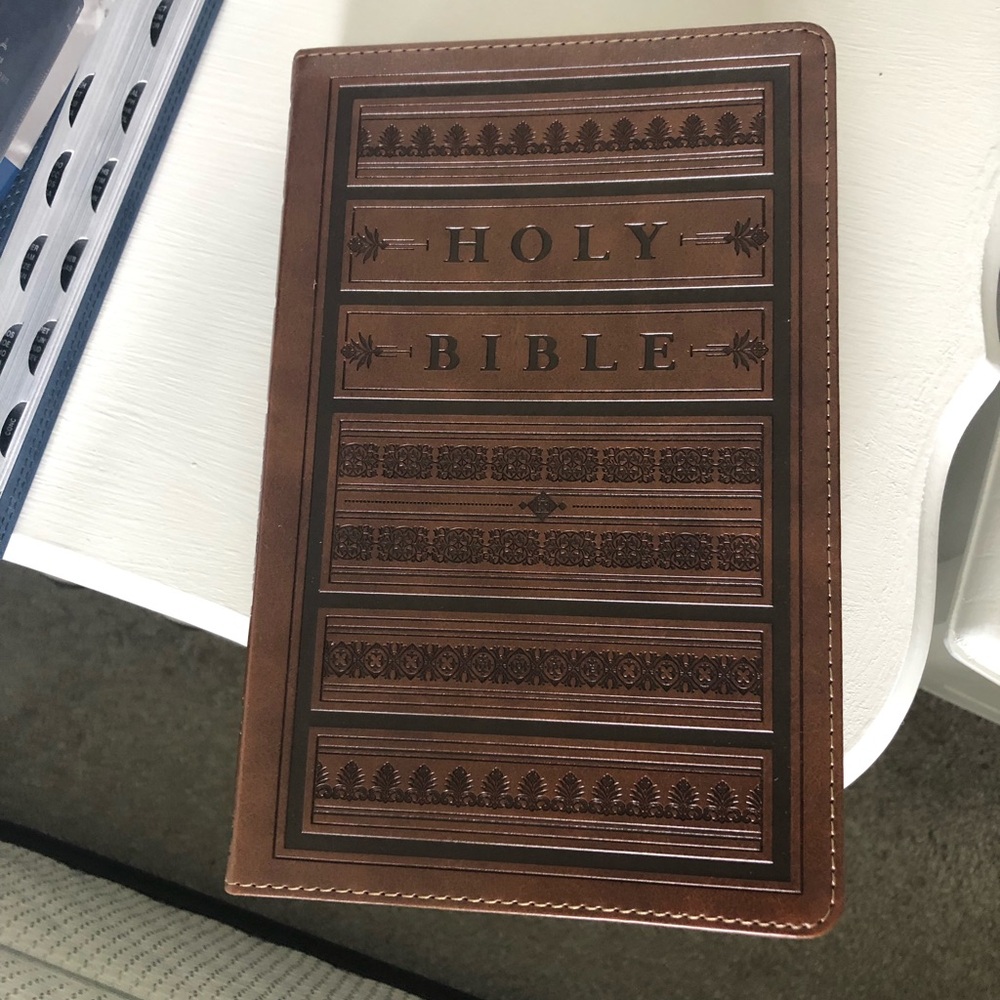 BNWOT ESV Large Print Red Letter Women’s Bible ✨ FINAL PRICE!
